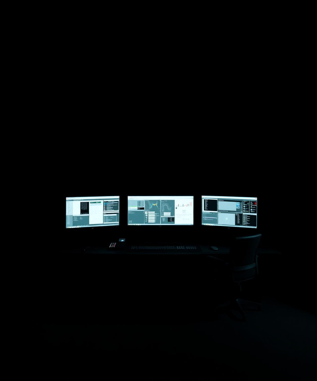 Dim multi-monitor command workstation for BlaDesk